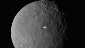 luminile misterioase si muntele piramida,gasite de NASA pe planeta Ceres